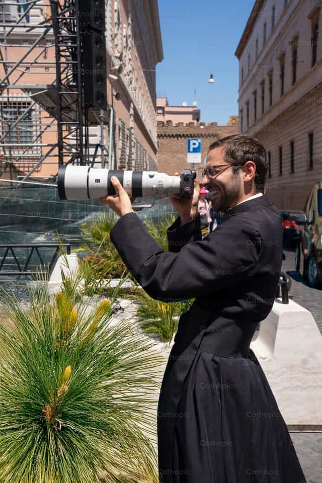 Sacerdote fotografiando en Roma - Banco de imágenes católicas - Fotografía por Iván W. Jaques