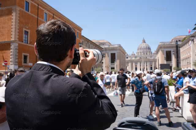 Sacerdote fotografiando la basílica de San Pedro - Banco de imágenes católicas - Fotografía por Iván W. Jaques