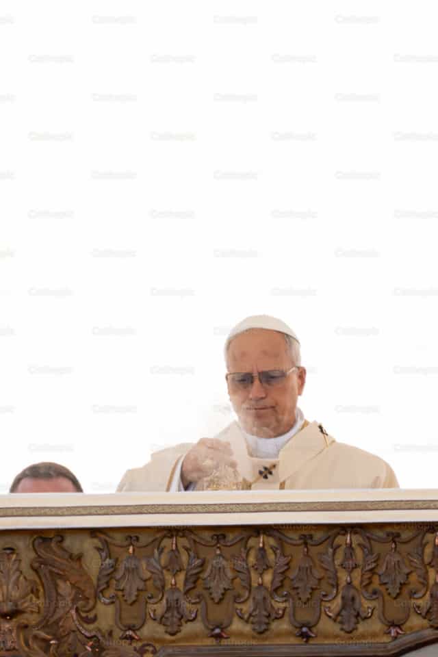 Papież Leon XIV okadza ołtarz - Katolickie zdjęcia stockowe - Zdjęcie: Cathopic