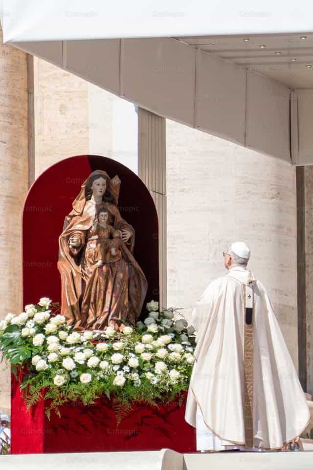 El Papa León XIV inciensa la imagen de la Virgen María - Banco de imágenes católicas - Fotografía por Cathopic