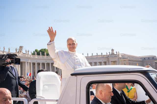 Papa Leone XIV su Il Papa Mobile - Immagini stock cattoliche - Foto di Cathopic
