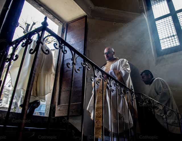 Sacerdotes en la Sacristía durante la investidura - Banco de imágenes católicas