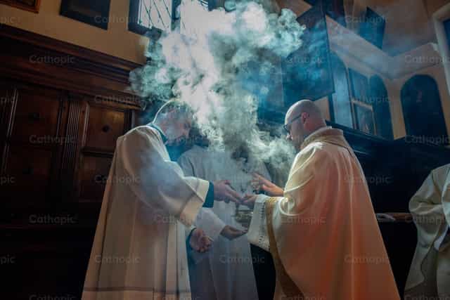 Prêtres dans la sacristie pendant la préparation des vêtements - Images catholiques de stock - Photo de Pierluigi Palazzi