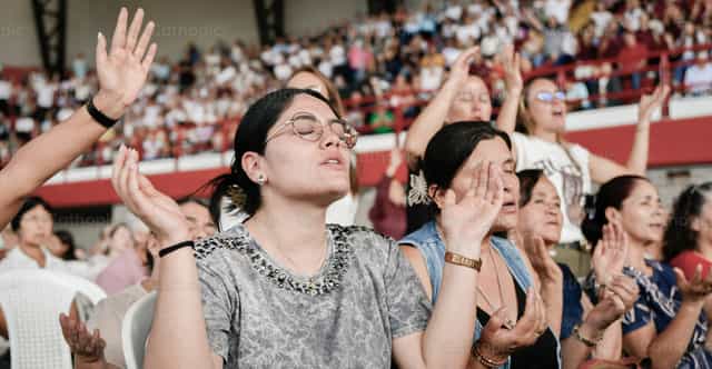 Praying community - Catholic stock images - Photo by Carolina BR