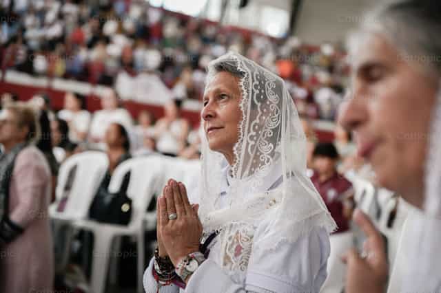 Mujer en contemplación y oración - Banco de imágenes católicas - Fotografía por Carolina BR