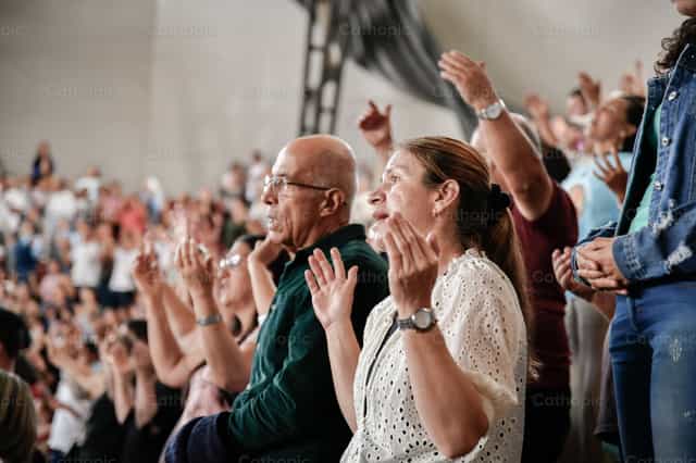 Oración vocal y alabanzas - Banco de imágenes católicas - Fotografía por Carolina BR
