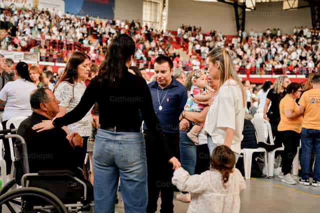 Familia orando - Banco de imágenes católicas - Fotografía por Carolina BR