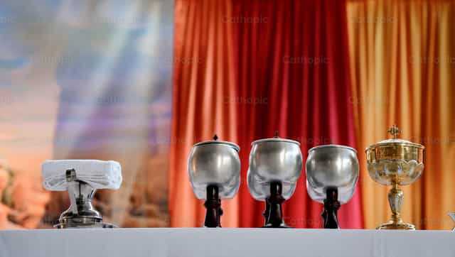 Copones en el altar - Banco de imágenes católicas - Fotografía por Carolina BR