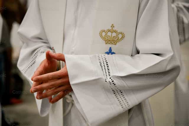 Manos de un sacerdote - Banco de imágenes católicas - Fotografía por Carolina BR