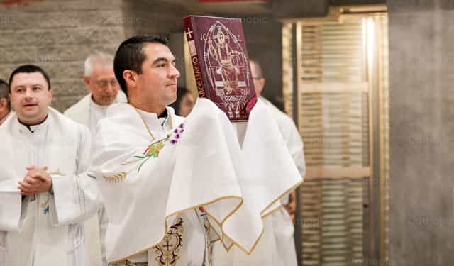 Procesional con el Evangelario - Banco de imágenes católicas - Fotografía por Carolina BR