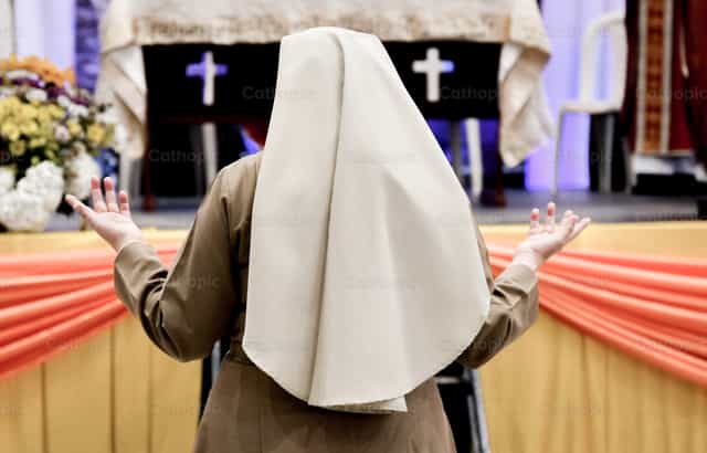 Religiosa en oración - Banco de imágenes católicas - Fotografía por Carolina BR