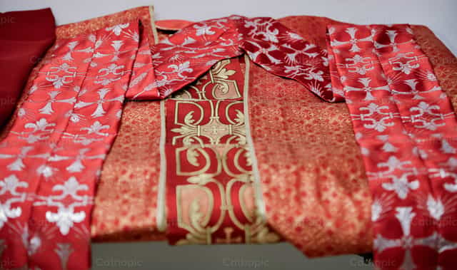 Casulla roja - Banco de imágenes católicas - Fotografía por Carolina BR