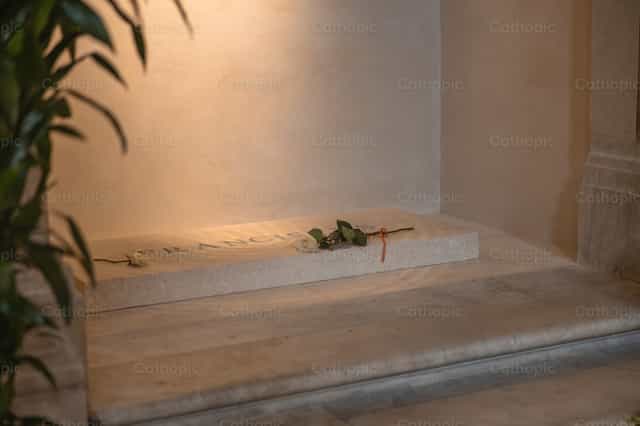 Detalle de Tumba del Papa Francisco con flores - Banco de imágenes católicas - Fotografía por Yandry Fernández Perdomo