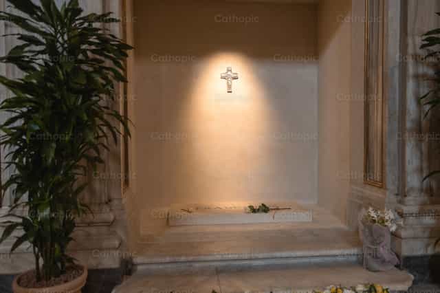 Tumba del Papa Francisco en la Basílica de Santa María - Banco de imágenes católicas - Fotografía por Yandry Fernández Perdomo
