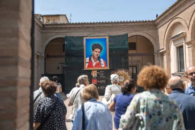 Ritratto di san Carlo Acutis ad Assisi - Immagini stock cattoliche - Foto di Yandry Fernández Perdomo