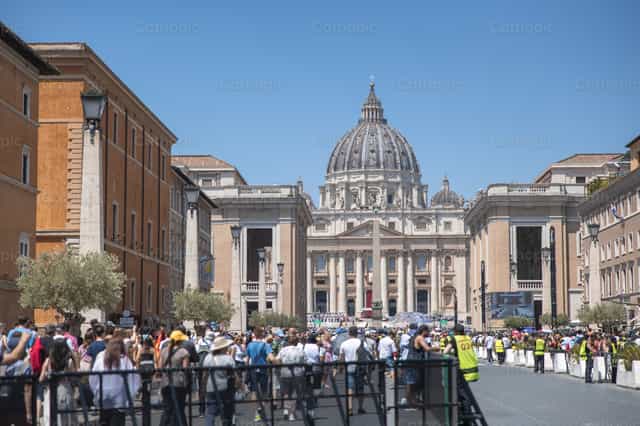 Peregrinos en Roma durante el Jubileo 2025 - Banco de imágenes católicas - Fotografía por Yandry Fernández Perdomo
