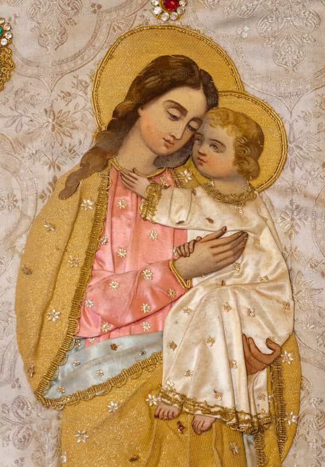 Santísima Virgen María con el niño Jesucristo en brazos - Banco de imágenes católicas - Fotografía por Joan Sutter