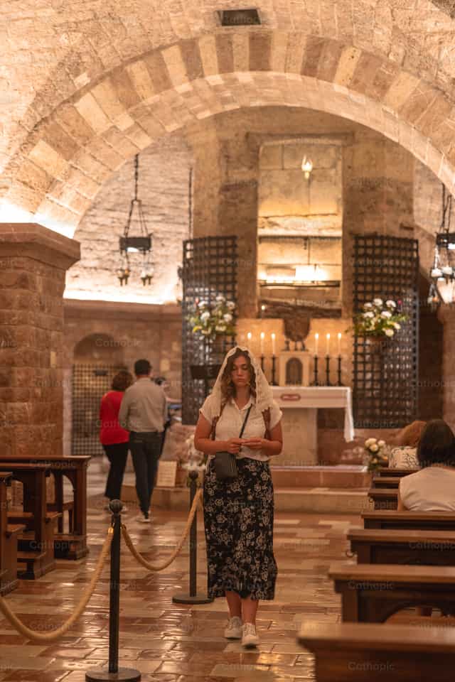 Mujer católica en tumba de San Francisco de Asís - Banco de imágenes católicas - Fotografía por Yandry Fernández Perdomo