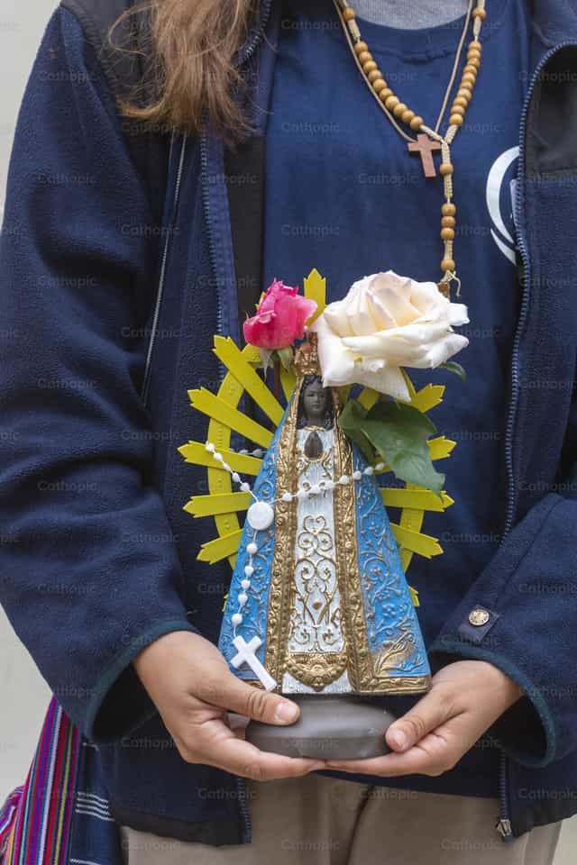 Jovem missionário com a Virgem de Luján - Imagens católicas de stock