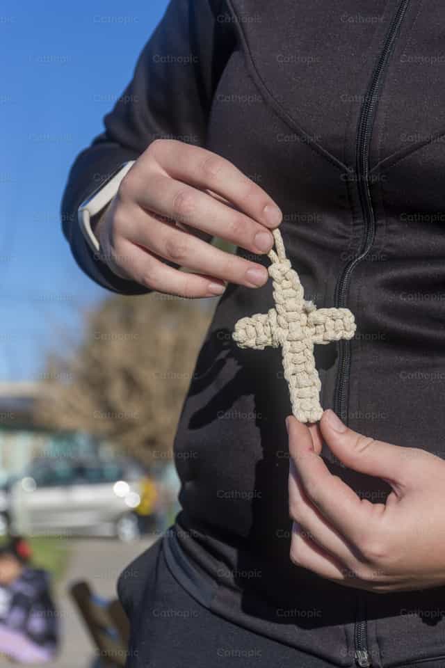 Geflochtenes Kreuz - Katholische Stockfotos