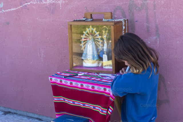 Niña y virgen de Luján - Banco de imágenes católicas