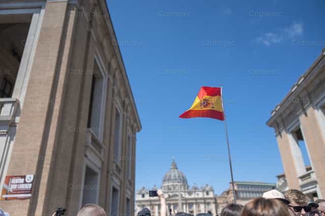 Spanish flag waving in St. Peter's Square - Catholic stock images - Photo by Yandry Fernández Perdomo