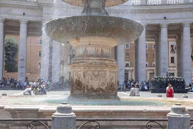 Fountain in St. Peter's Square of the Vatican - Catholic stock images - Photo by Yandry Fernández Perdomo
