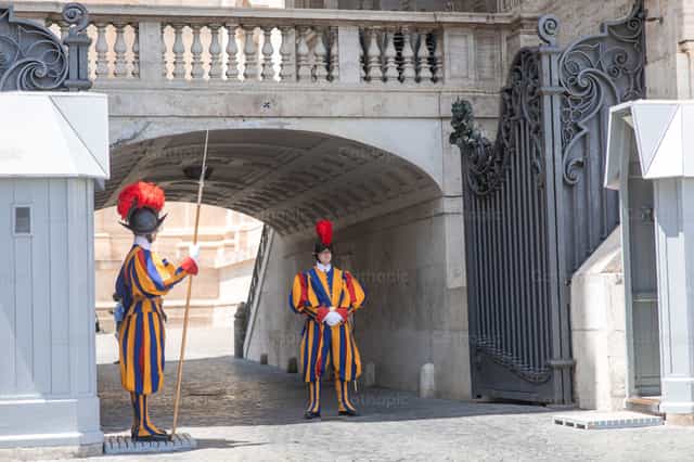 Guardia Suiza del Vaticano en uniforme ceremonial - Banco de imágenes católicas - Fotografía por Yandry Fernández Perdomo