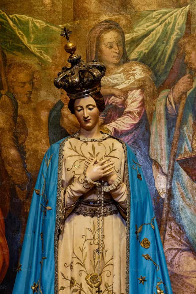 La Santísima Virgen María rezando - Banco de imágenes católicas - Fotografía por Joan Sutter