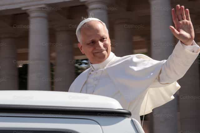 Papa Leone XIV benedice i fedeli - Immagini stock cattoliche
