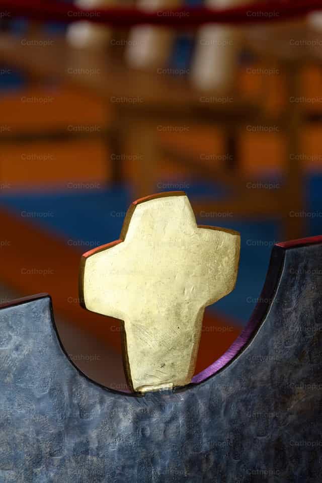 Cruz moderna de bronce dorado - Banco de imágenes católicas - Fotografía por Joan Sutter