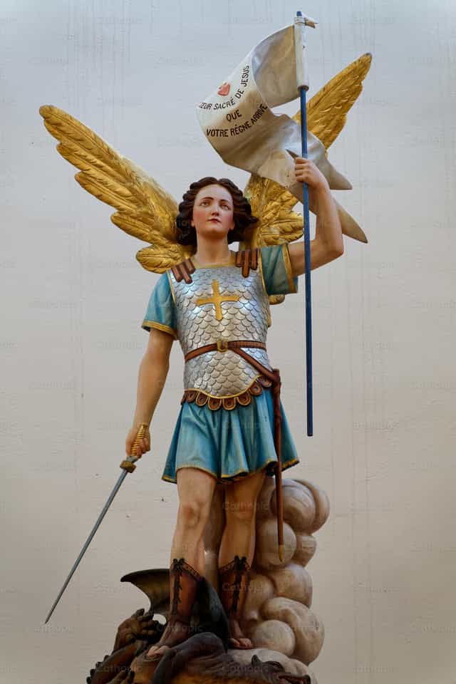 San Miguel Arcángel matando a un demonio - Banco de imágenes católicas - Fotografía por Joan Sutter