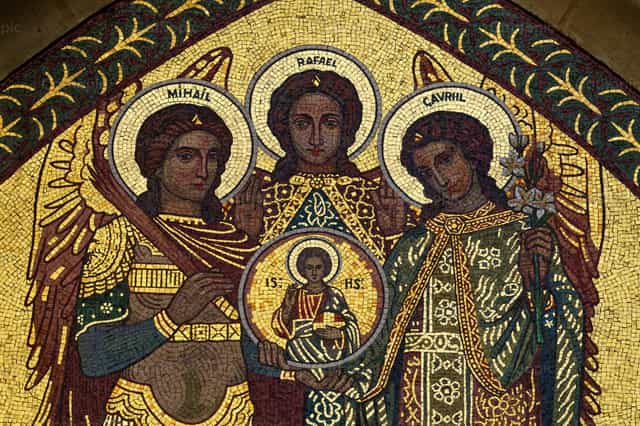 Mosaico de los tres arcángeles, San Miguel, San Gabriel y San Rafael - Banco de imágenes católicas