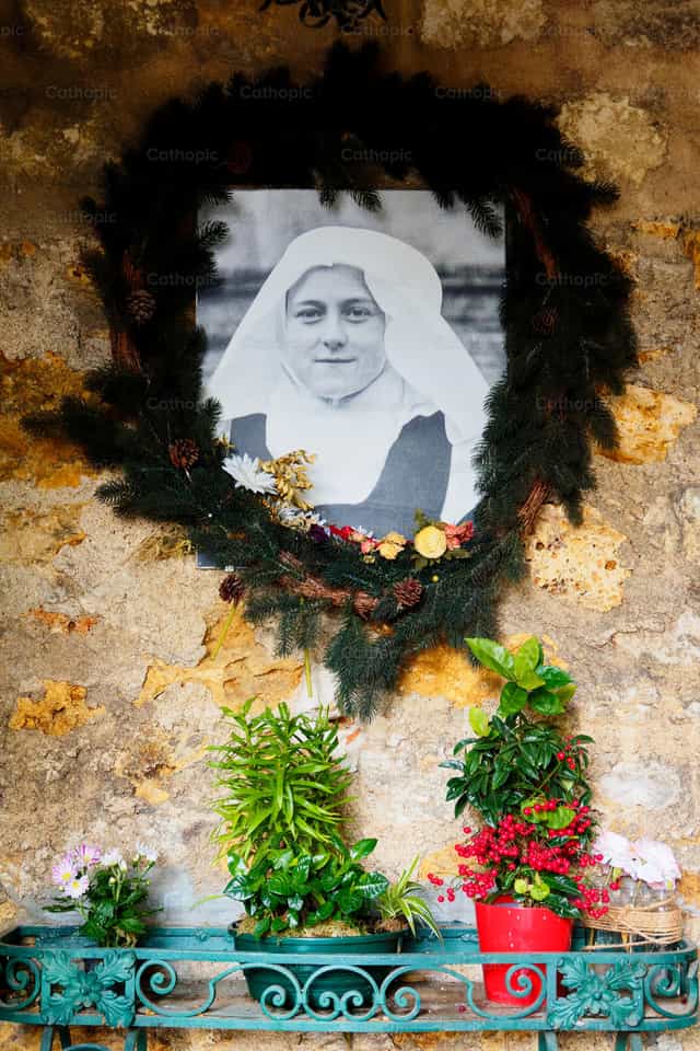 Santa Teresa de Lisieux - Banco de imágenes católicas - Fotografía por Joan Sutter