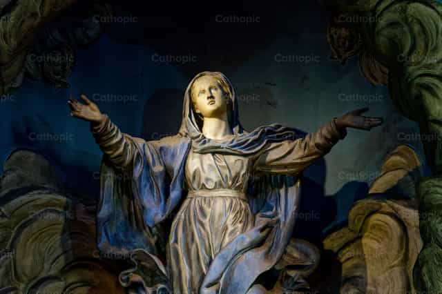 Asunción de María al cielo - Banco de imágenes católicas - Fotografía por Joan Sutter