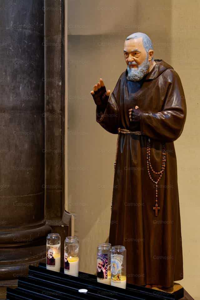 San Padre Pío de Pietrelcina - Banco de imágenes católicas - Fotografía por Joan Sutter