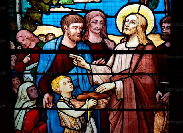 Jesús multiplicando los panes y los peces - Banco de imágenes católicas - Fotografía por Joan Sutter