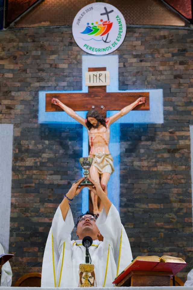 La sangre de Cristo en la consagración del cáliz - Banco de imágenes católicas