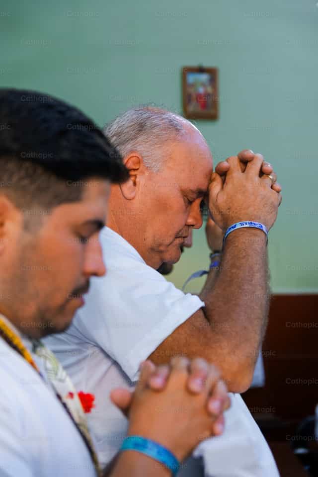 Con mis ojos cerrados para adorarte Jesús - Banco de imágenes católicas