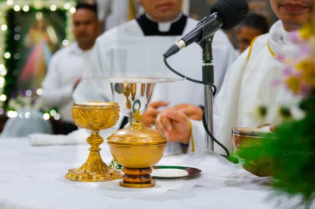 Dones presentados en el altar - Banco de imágenes católicas - Fotografía por Miguel White