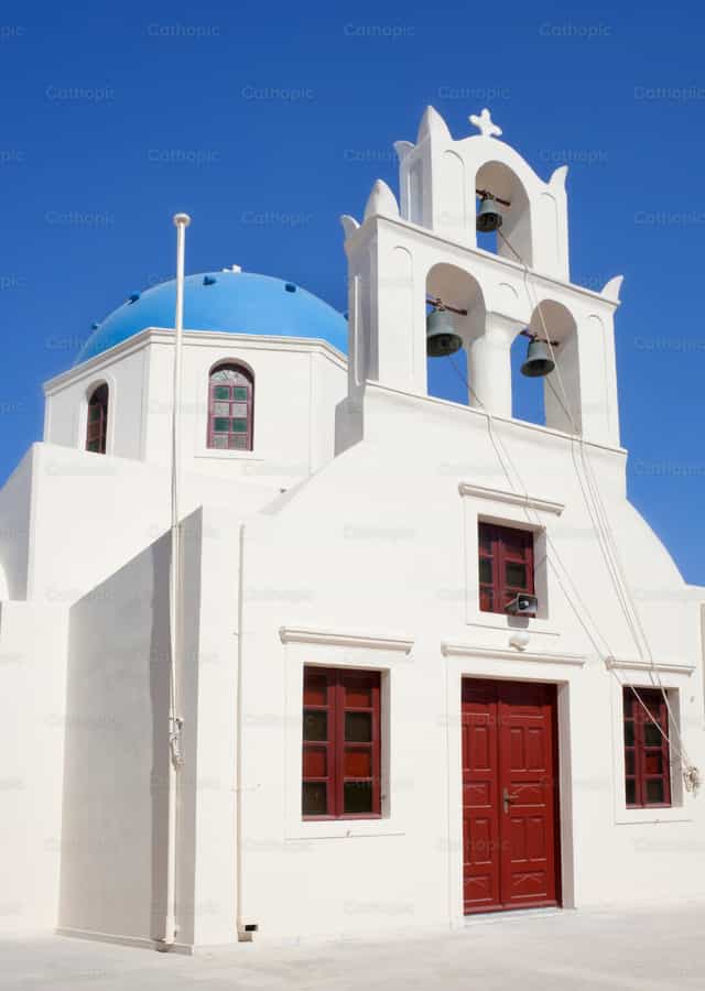 Cúpula azul tradicional em Oia, Santorini - Imagens católicas de stock - Foto de Antonio Gravante