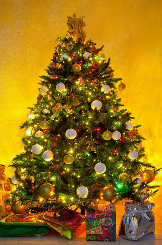 Árbol de Navidad con regalos - Banco de imágenes católicas - Fotografía por Antonio Gravante