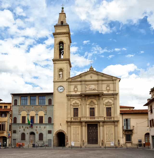 Iglesia de Insigne Collegiata S. Lorenzo en Montevarchi, Italia. - Banco de imágenes católicas - Fotografía por Antonio Gravante