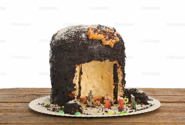 Panettone na hugis eksenang kapanganakan sa kahoy na mesa - Mga Catholic stock image - Larawan ni Antonio Gravante