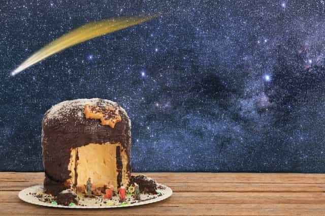 Nacimiento con forma de panettone sobre mesa de madera - Banco de imágenes católicas - Fotografía por Antonio Gravante
