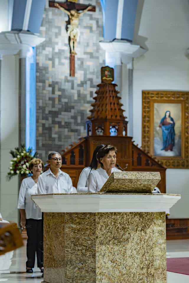 Lectores en la Santa Misa - Banco de imágenes católicas - Fotografía por Antonella Ullauri