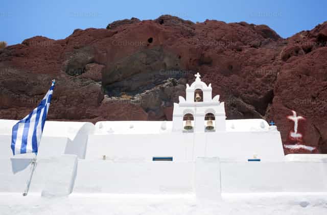 Iglesia en la playa roja de Santorini - Banco de imágenes católicas - Fotografía por Antonio Gravante