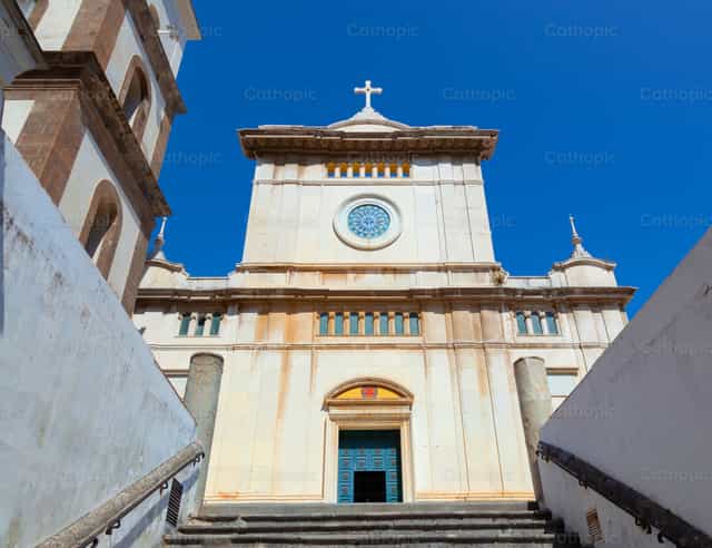Iglesia de Santa Maria Assunta en Positano. - Banco de imágenes católicas