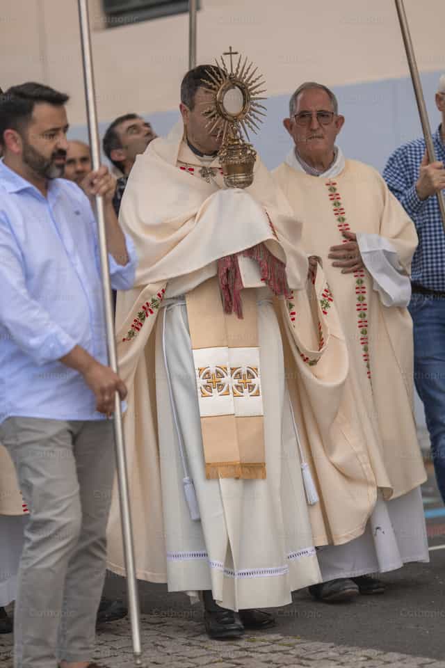 Sacerdote en España con el Santísimo - Banco de imágenes católicas - Fotografía por Yandry Fernández Perdomo
