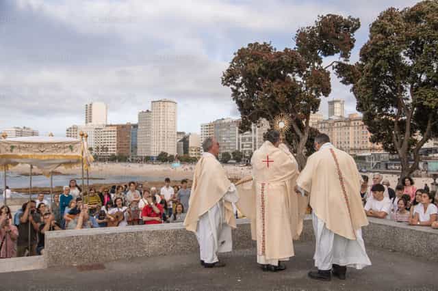 Priestersegen mit dem Allerheiligsten Sakrament - Katholische Stockfotos - Foto von Yandry Fernández Perdomo